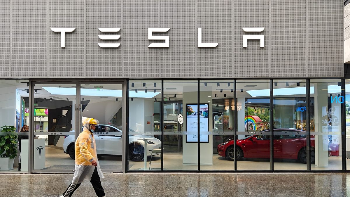 Tesla postaví druhou megatovárnu na baterie v Číně
